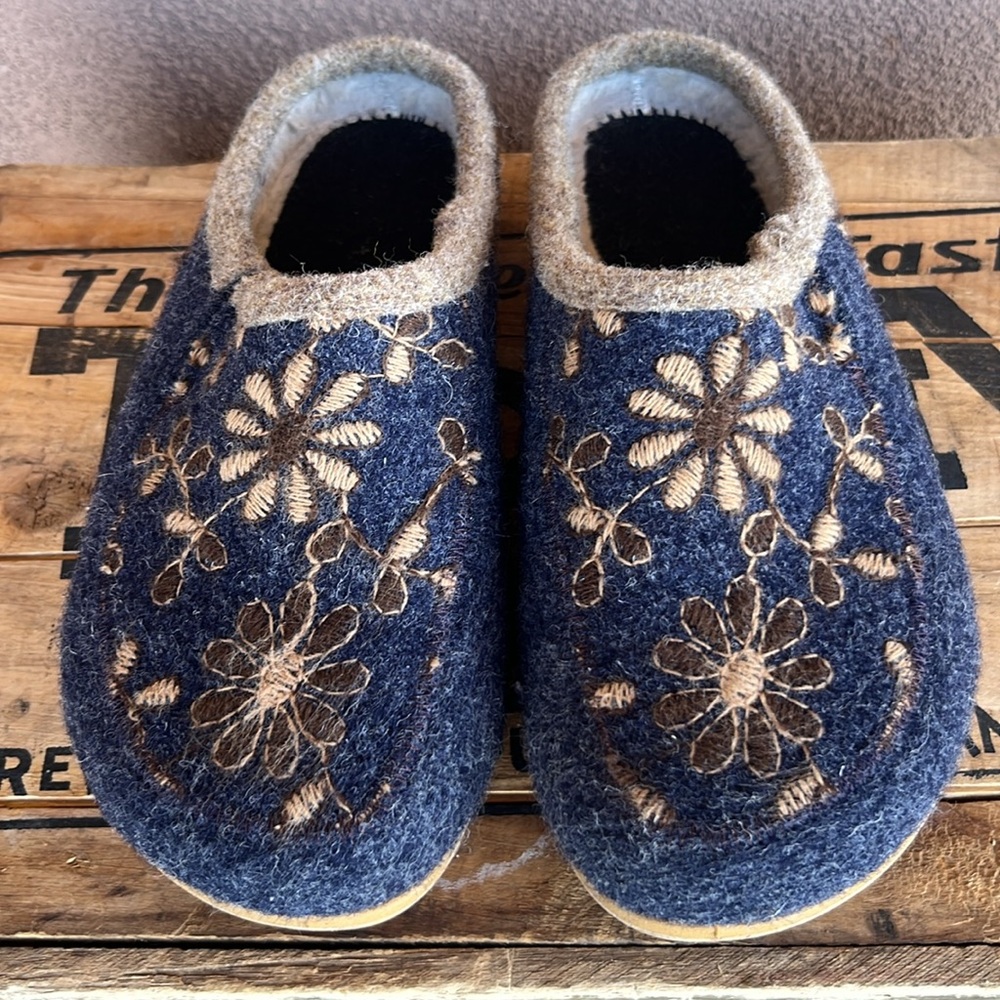 360 degree Embroidered Blue and Brown Women's clogs